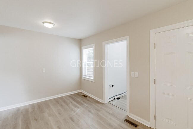 Building Photo - HOLIDAY SPECIAL! SIGN A LEASE BY NOVEMBER ...