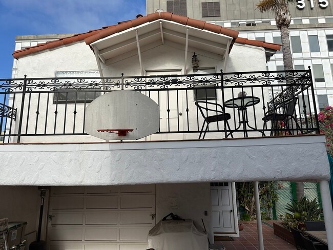 Building Photo - 304 El Camino Dr