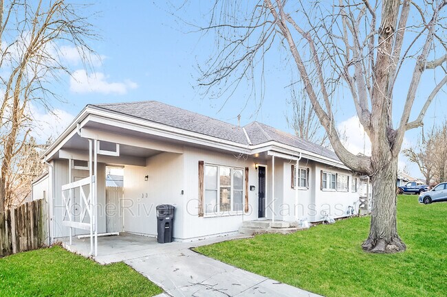 Building Photo - 404 Sagebrush Ln