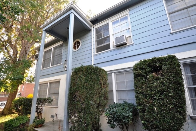 Building Photo - 11645 Moorpark St