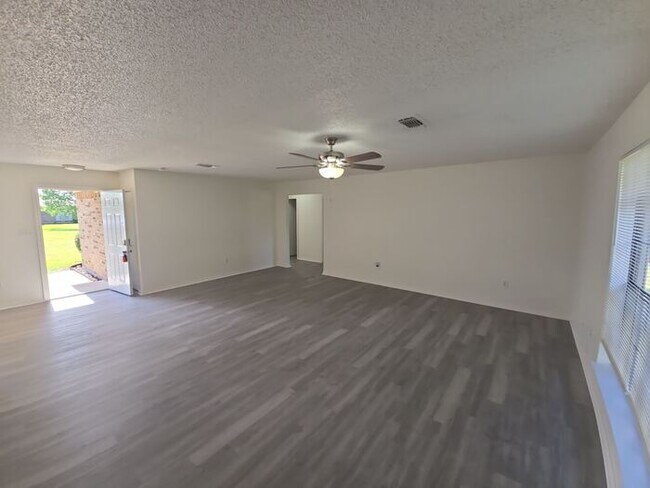 Building Photo - 202 Steller Ln