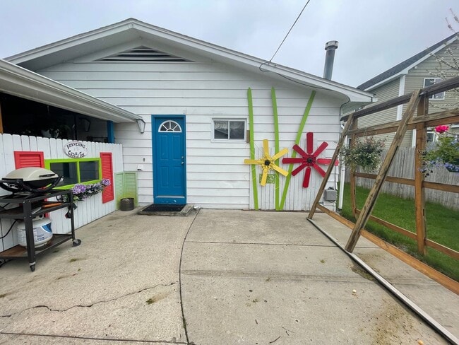 Building Photo - Spacious Garden-Level Studio in Prime Trav...