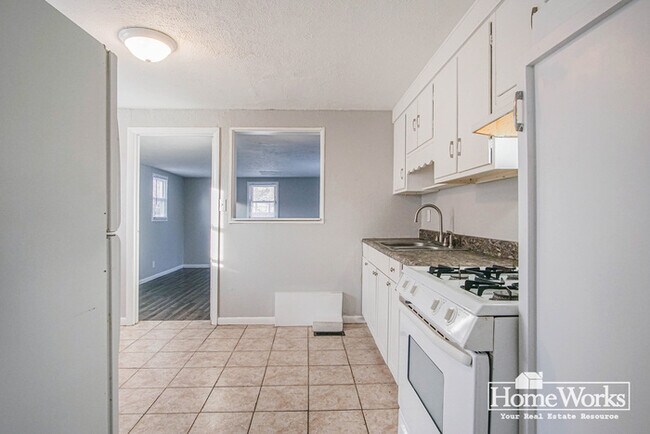 Foto del edificio - Well-maintained two-bedroom, one-bath home with a practical layout, & cozy living areas.
