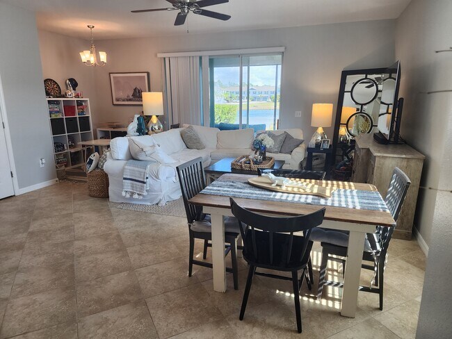 Comedor con planta abierta - 6413 Boxgrove Dr