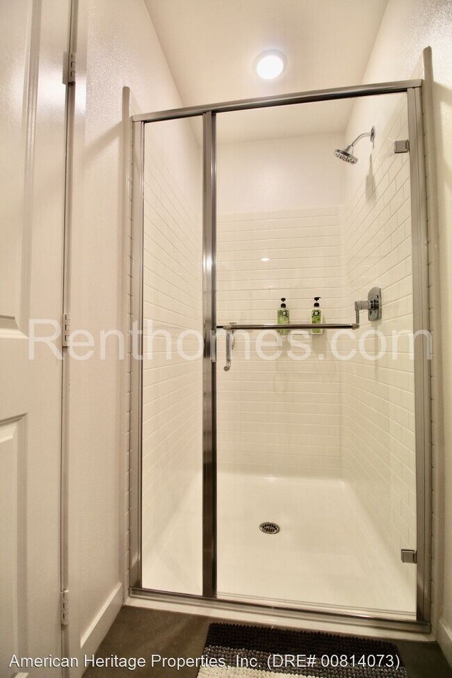 Building Photo - 3 br, 3.5 bath House - 10441 Harlow Circle...