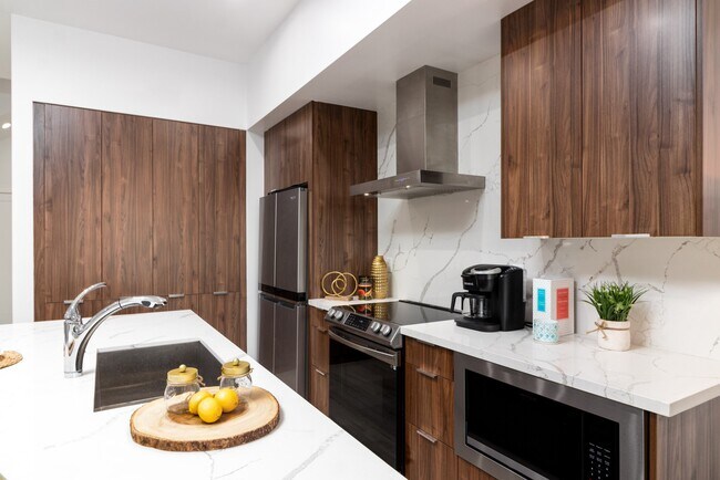 Stainless steel appliances throughout - 4050 N 12th St