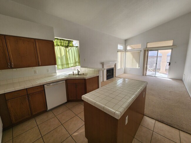 Foto del edificio - Cozy 3Bed/2Bath/2Car Residence located in North Las Vegas!