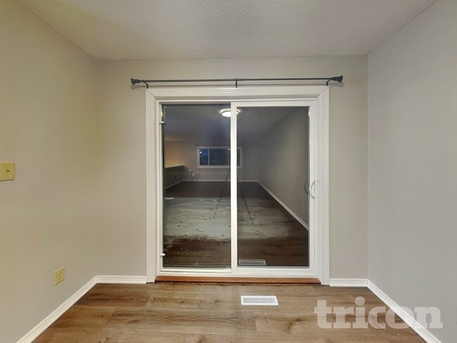 Building Photo - 6865 Buckingham Rd