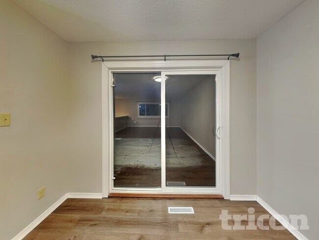 Foto del edificio - 6865 Buckingham Rd