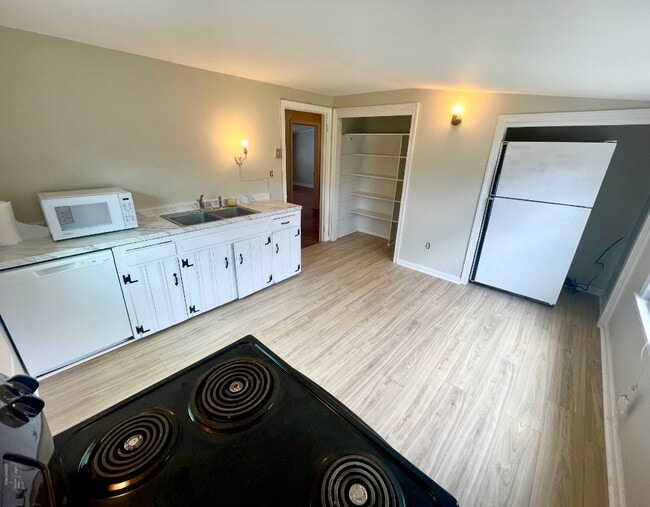 Building Photo - VP Real Estate 21