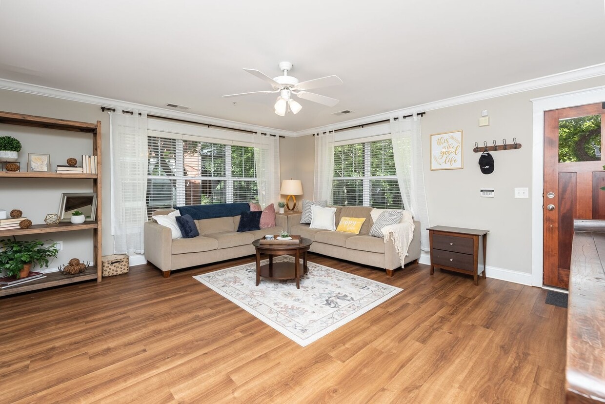3 Bedroom Flat, End unit Apartment - Available at Woodlands with $500 deposit. Ask your leasing a... - 3 Bedroom Flat, End unit Apartment - Available at Woodlands with $500 deposit. Ask your leasing a...