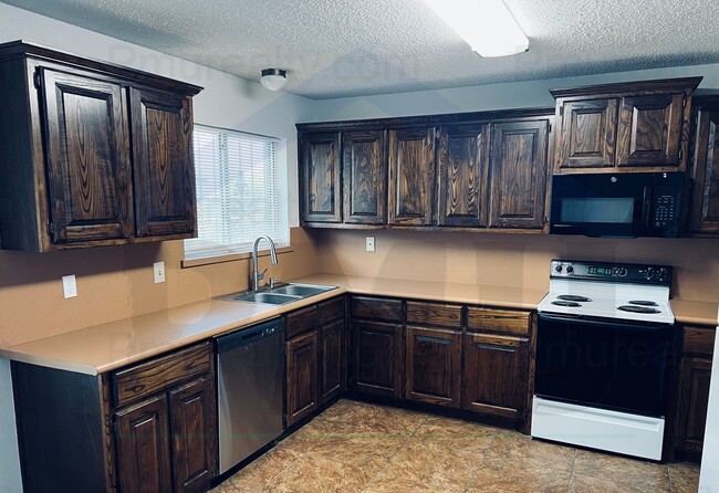 Building Photo - AVAILABLE NOW!!! Charming 3-bedroom, 2-bat...