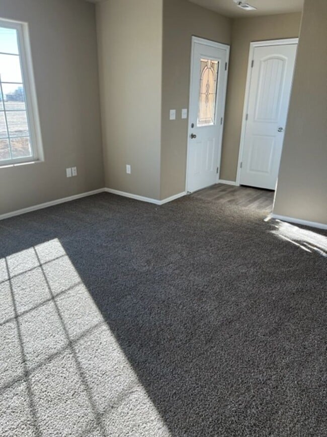 Building Photo - PRACTICALLY NEW 3 Bedroom Townhome