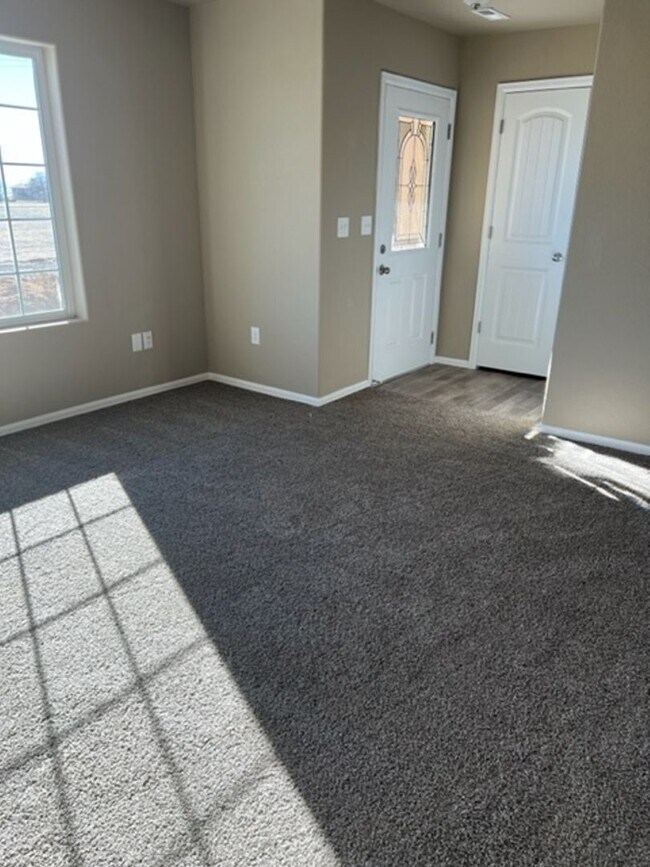 Foto del edificio - PRACTICALLY NEW 3 Bedroom Townhome