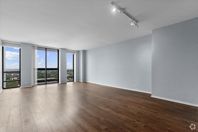 Building Photo - 1660 N La Salle Dr