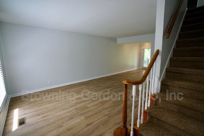 Building Photo - 5025 Hillsboro Dr