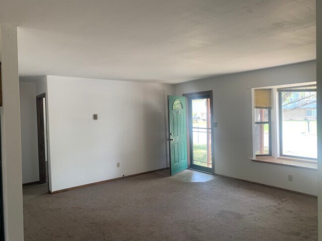 Amplia sala de estar - 805 N Austin St