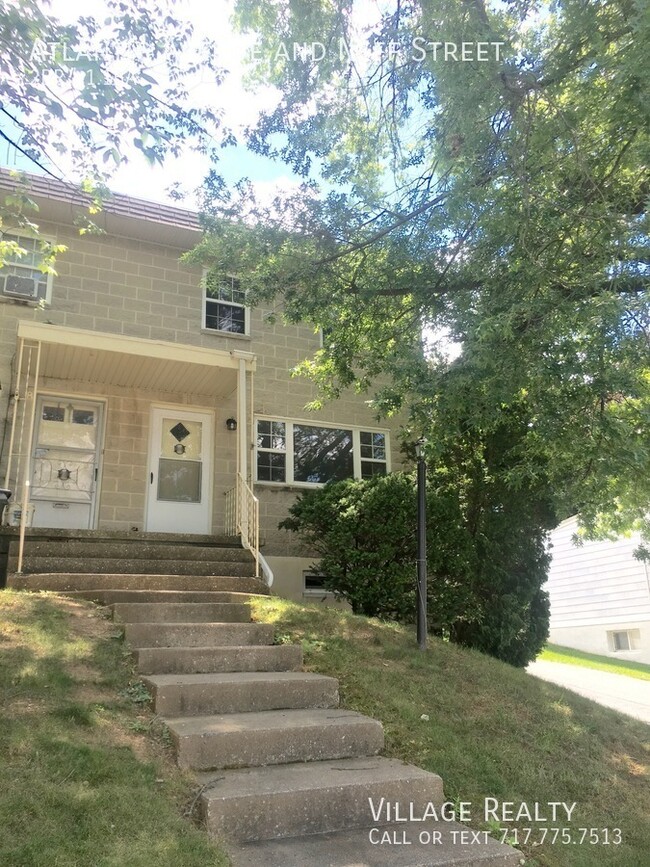 Building Photo - END-UNIT! Budget-friendly townhome in Red ...