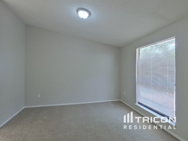 Building Photo - 305 Minneola Dr