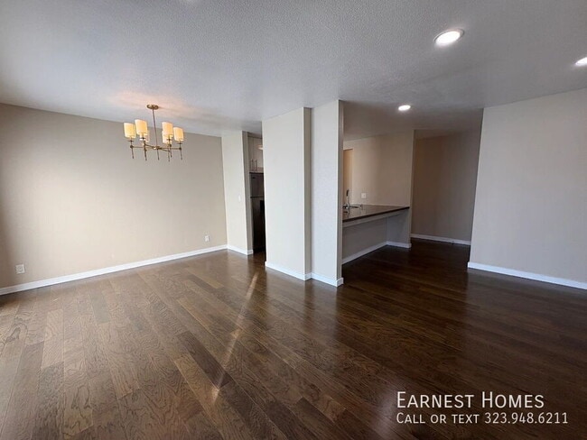 Foto del edificio - 141 S Clark Dr