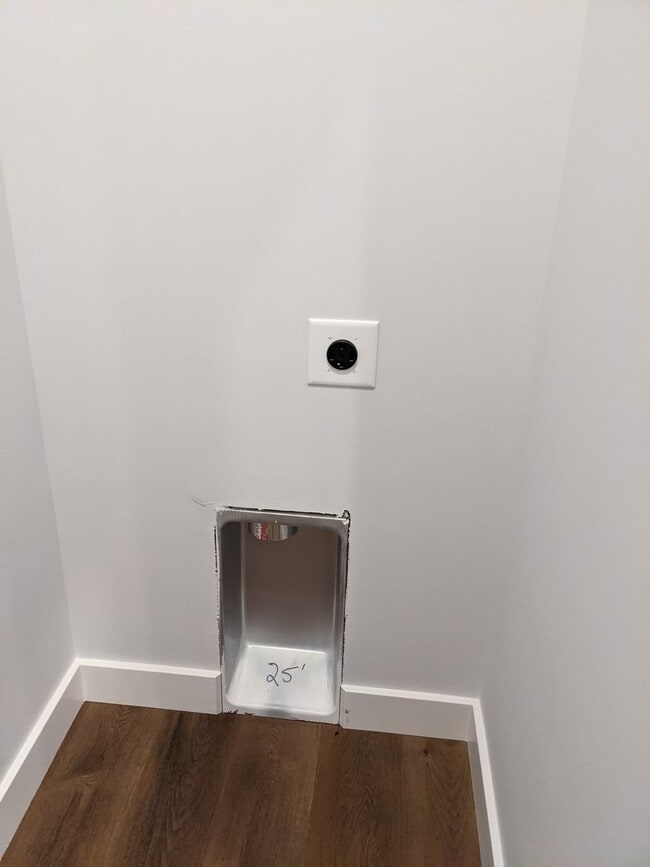 Building Photo - Black Mountain Townhouse Rental