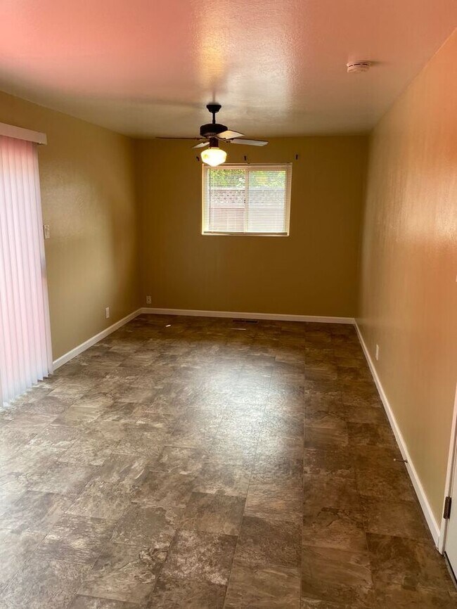 Building Photo - Fantastic 3 Bedrooms 2 bath