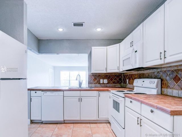 Foto del edificio - 7435 Woodmont Terrace
