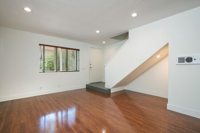 Building Photo - North Pacific Beach Upgraded Townhome Step...