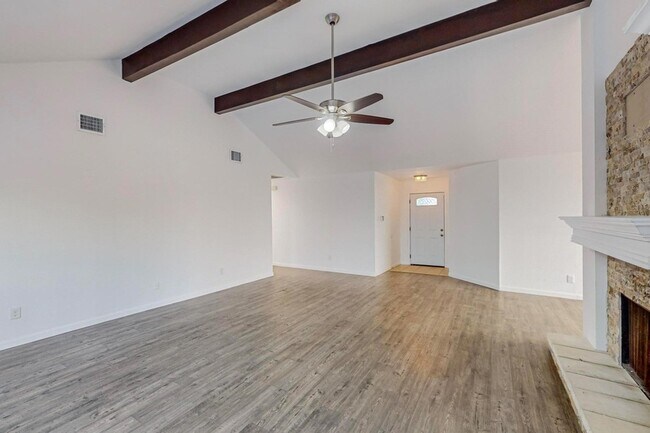 Foto del edificio - 8117 Rainbow Dr