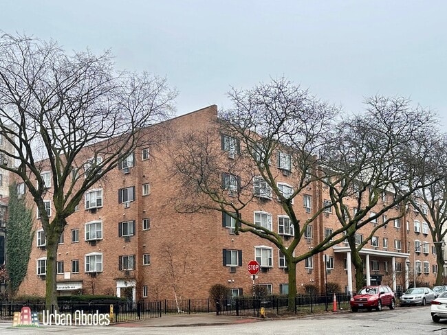 Building Photo - 672 W Sheridan Rd