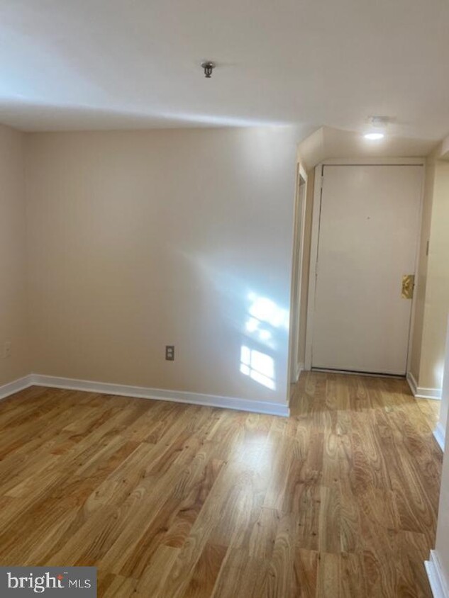 Primary Photo - 922 Montgomery Ave