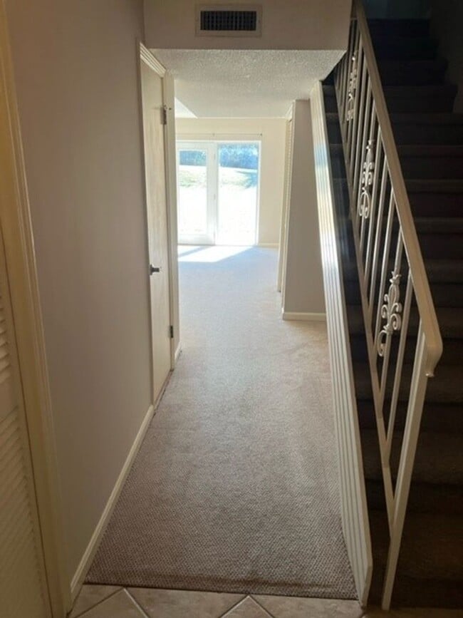 Building Photo - Cozy 2 Bed 1.5 Bath Townhome available