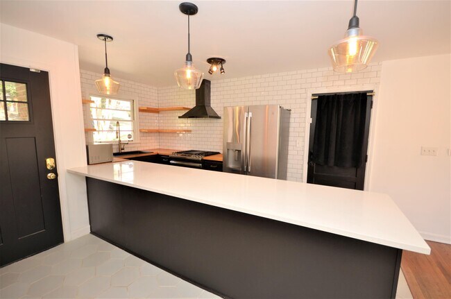 Building Photo - 1009 N Hills Dr