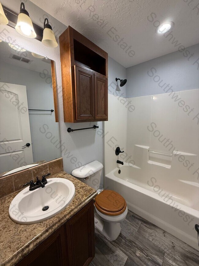 Building Photo - Spacious 3 Bedroom 2 Bath