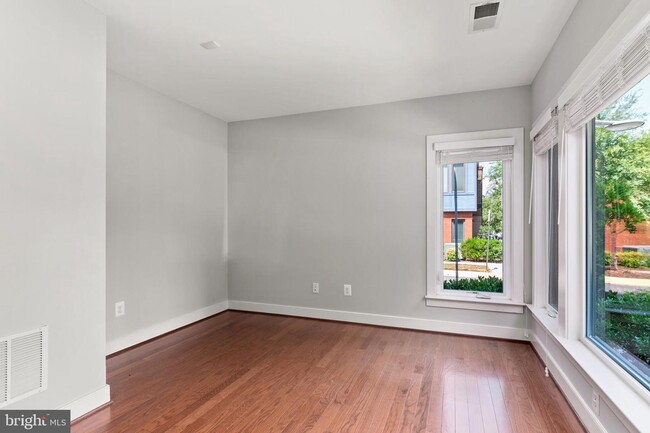 Foto del edificio - 3001 District Ave