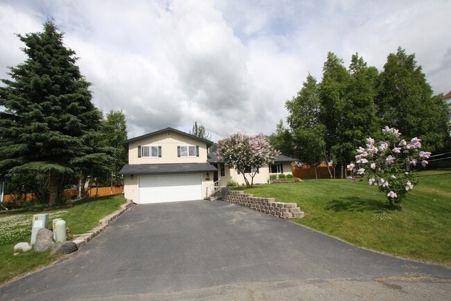 Building Photo - Gorgeous Eagle River Home w/ Open Concept Layout!