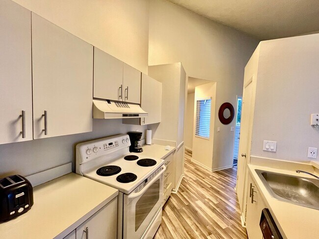 Foto del edificio - Charming 2 Bed, 2 Bath Condo in Gated Dock...