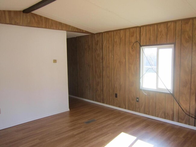 Building Photo - 142 Spencer Rd