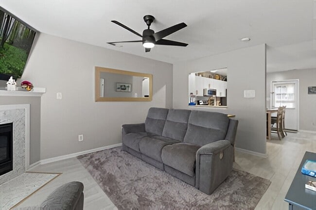 Building Photo - Charming Townhome with Fenced Backyard