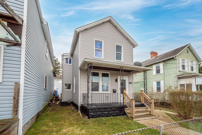 Foto del edificio - SCORE 50% OFF 1ST MONTH'S RENT IF SIGNED BY MAY 29! Beautiful 3 bedroom home in Coraopolis availa...