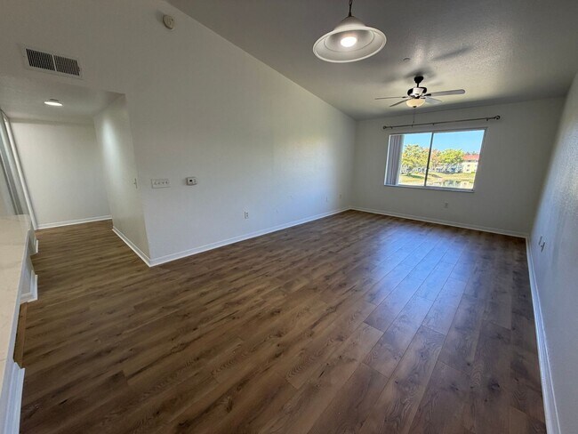 Foto del edificio - ANNUAL RENTAL - KEY ROYAL CONDO -THIRD FLOOR- 2 BED-1 BATH