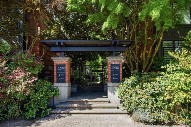 Building Photo - 2Bd/1.75Ba Bellevue Townhome