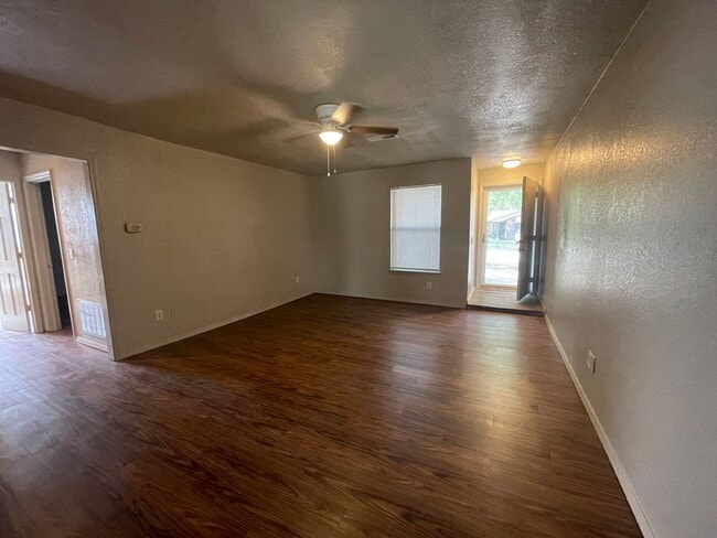 Building Photo - Cute remodeled 3Bd 1.5 bath