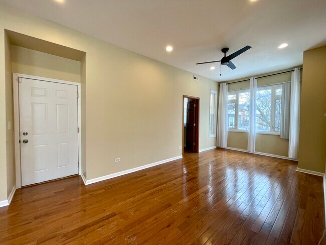 Foto del edificio - 2028 N Hamlin Ave