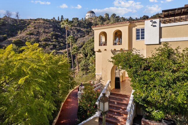 Foto del edificio - 2856 Glendower Ave