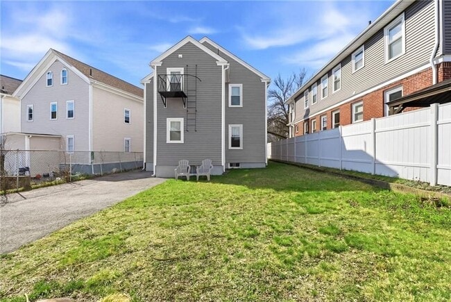 Foto del edificio - 1169 Chalkstone Ave