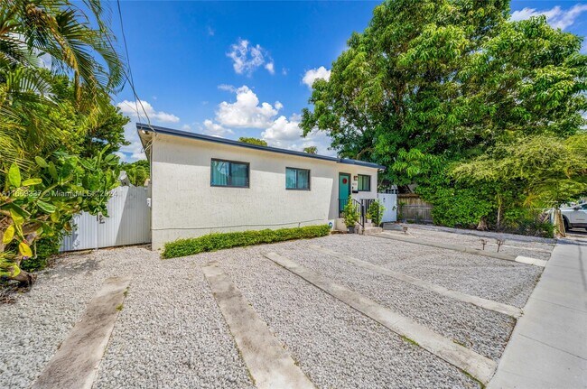 Foto del edificio - 3018 SW 24th Ter