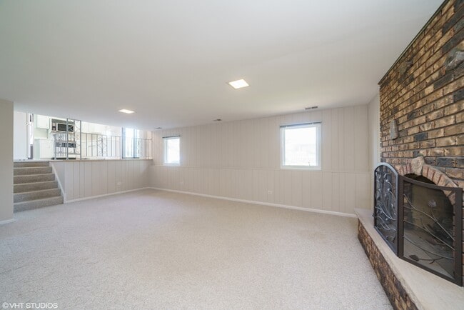 Building Photo - 16W700 Fern St