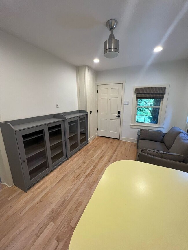 Foto del edificio - Walk to Campus From This Cute 2 Bedroom Back House