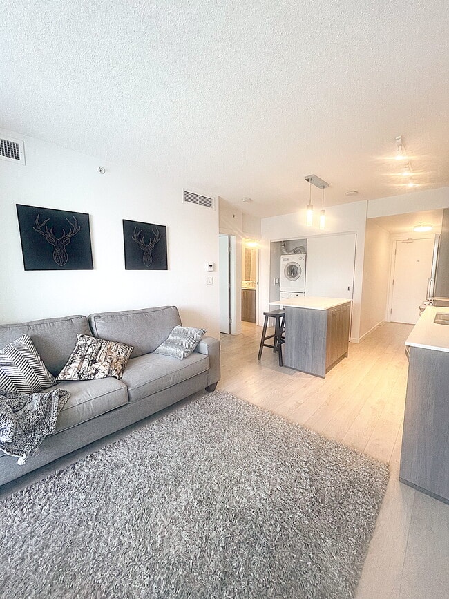 Building Photo - Centre South - 1410